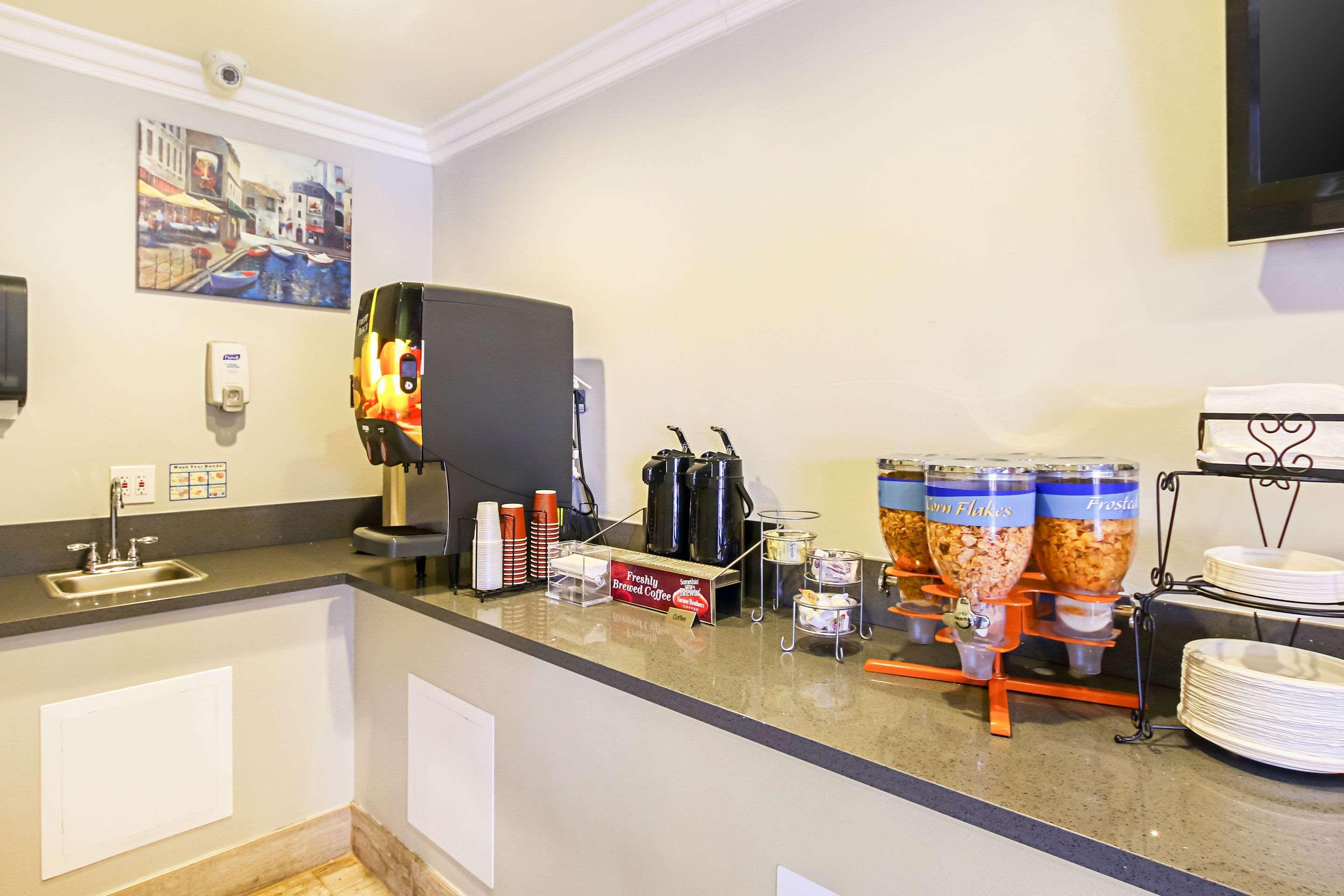 Econo I-215 Hotel 2*