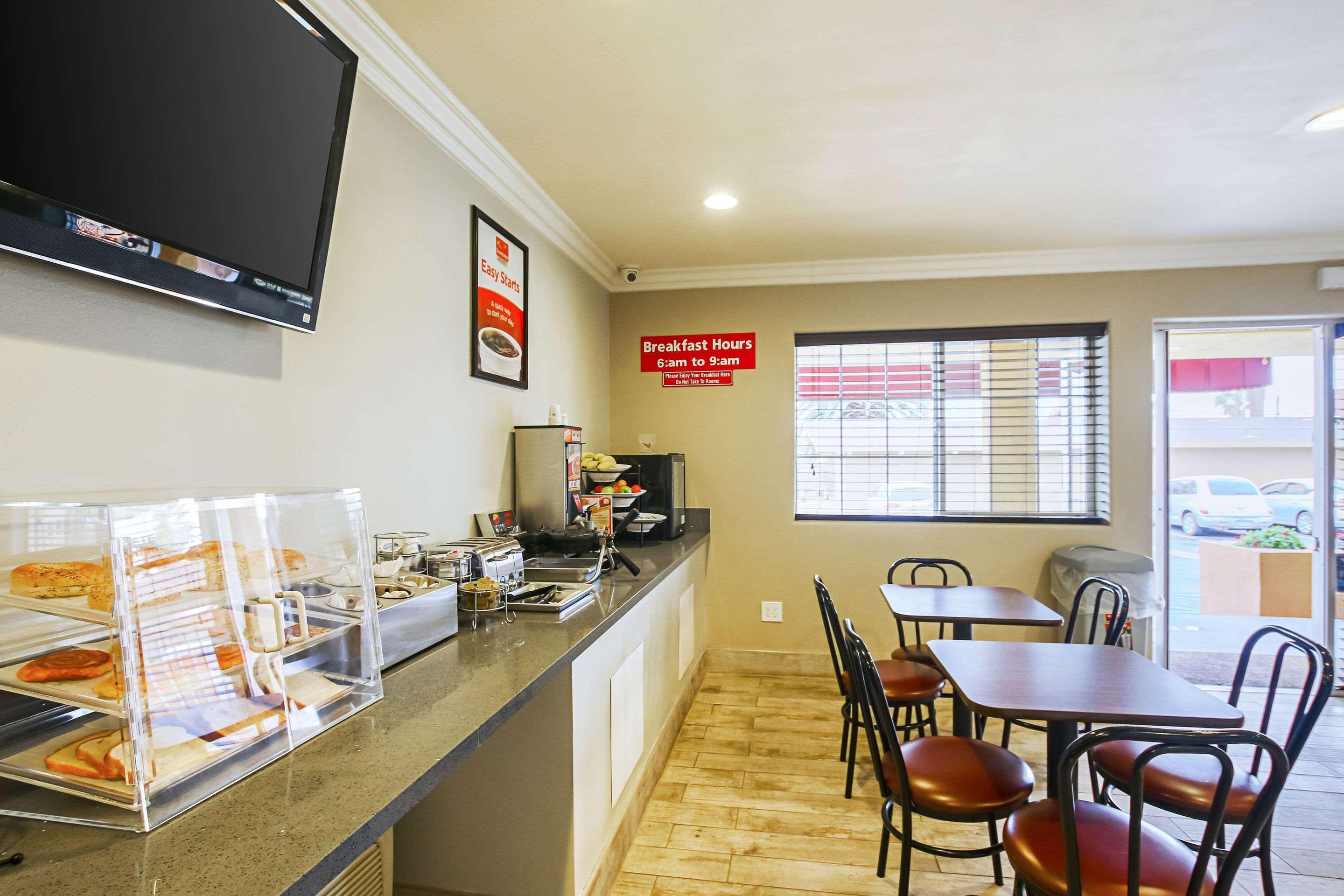 Hotel Econo I-215 2*