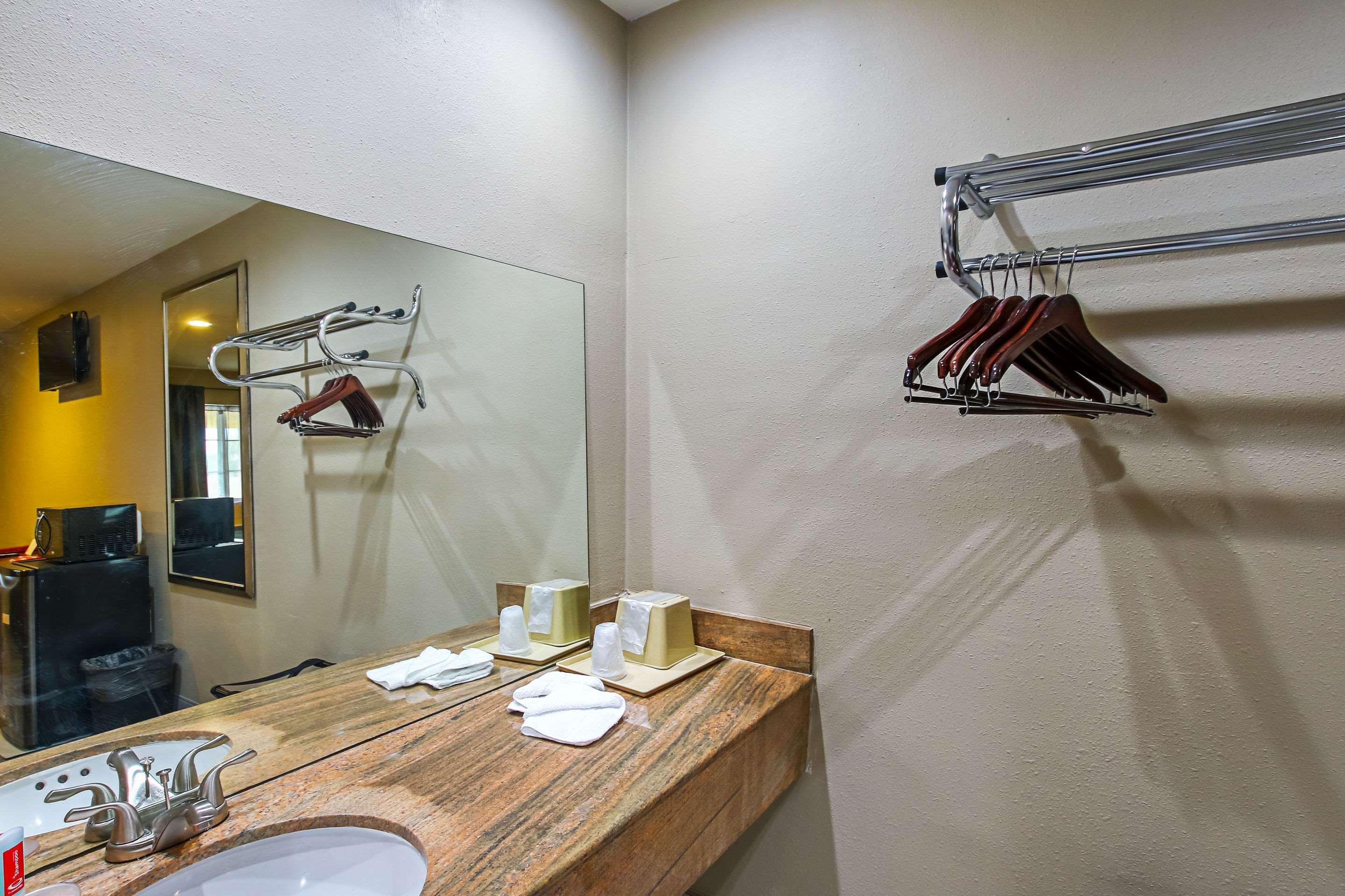 Econo I-215 Hotel 2*